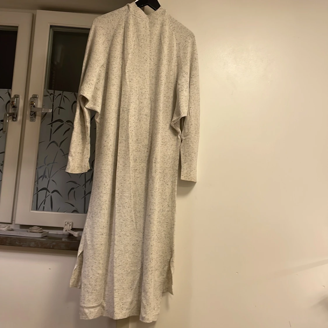 Ljusbeige lång stickad klänning Pull&Bear - 3