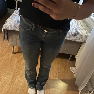 Lågmidjade jeans - Lågmidjade jeans från H&M som inte längre kommer till användning💕