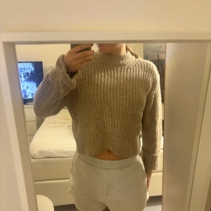 Beige stickad tröja från Gina Tricot - Säljer en sticka tröja från Gina Tricot. Den är i väldigt fint skick och är sparsamt använd. Säljer då den tyvärr är lite för liten för mig!! 💛