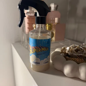 Lush Super Milk Glitter Mist - Super Milk Glitter Mist från Lush