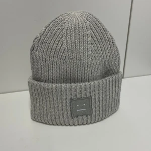 Acne Mössa - Hejsan, säljer en helt ny mössa aldrig tidigare använd. Storlek One Size. Postar alltid inom 24h efter köpet. Skriv gärna om du har fler frågor.