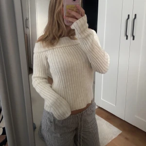 Söt stickad offshoulder tröja - Säljer den här jättesöta stickade tröjan i beige. Den är i jättefint skick och sitter jättefint, samt att den är väldigt mysig och varm. Den hade tidigare en krage som jag har klippt bort då jag tyckte den blev mycket finare såhär. Vet varken märket eller storleken då jag tror det stod i kragen, men skulle säga stor S. Jag har vanligtvis S eller XS i tröjor och tycker den här satt jättefint på.