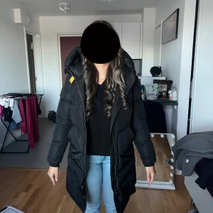 Parajumpers long bear core  - Säljer en svart lång dunjacka från Parajumpers knappast använd, kvitton och lappar finns kvar. Perfekt för kalla dagar och riktigt varm. 