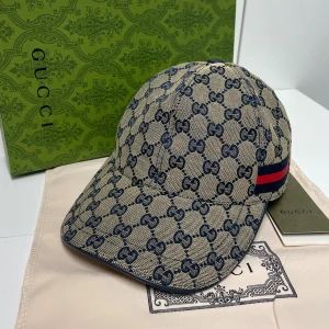 Gucci Keps - Hejsan, säljer en helt ny keps aldrig tidigare använd. Storlek M. Postar alltid inom 24h efter köpet. Skriv gärna om du har fler frågor.