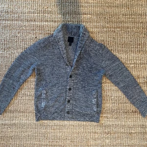 Grå kofta - Grå kofta från H&M. Nypris cirka 850kr. Skick 9/10, som ny, endast använd ett fåtal gånger. Skriv vid frågor🤝