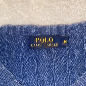 Ralph Lauren Cable Knit - Säljer nu denna sjukt snygga & sköna Ralph lauren cable knit i storlek M. Skriv till mig vid intresse👌