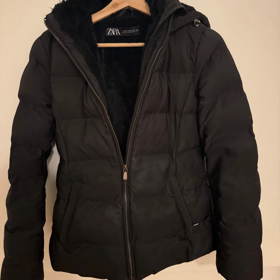 Fin svart pufferjacka från Zara