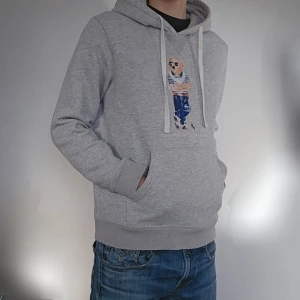 Ralph Lauren Polo Bear Hoodie - Hej! Säljer nu denna feta och eftertraktade Ralph Lauren Polo bear Hoodien. Storleken är S och den är i mycket bra skick.