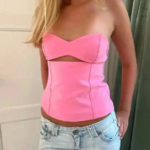 Rosa topp zara - Säljer en snygg rosa fest topp från Zara med axelbandslös design och cool cut-out detalj under bysten. Använd 1 gång. Priset går att diskutera!