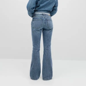 Gina tricot jeans - Säljer ett par sköna bootcut jeans med ljus/mellanblå tvätt. Jeansen har låg-normal midjehöjd. De är lite slitna på det högra benslutet, annars jättefint skick!