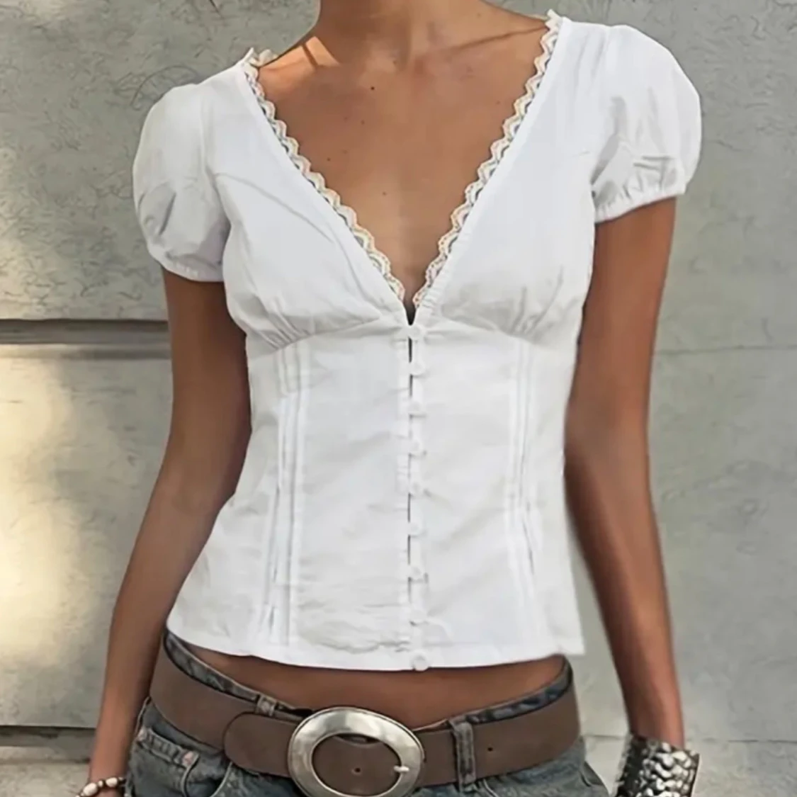 Vit blus med spets och knappar