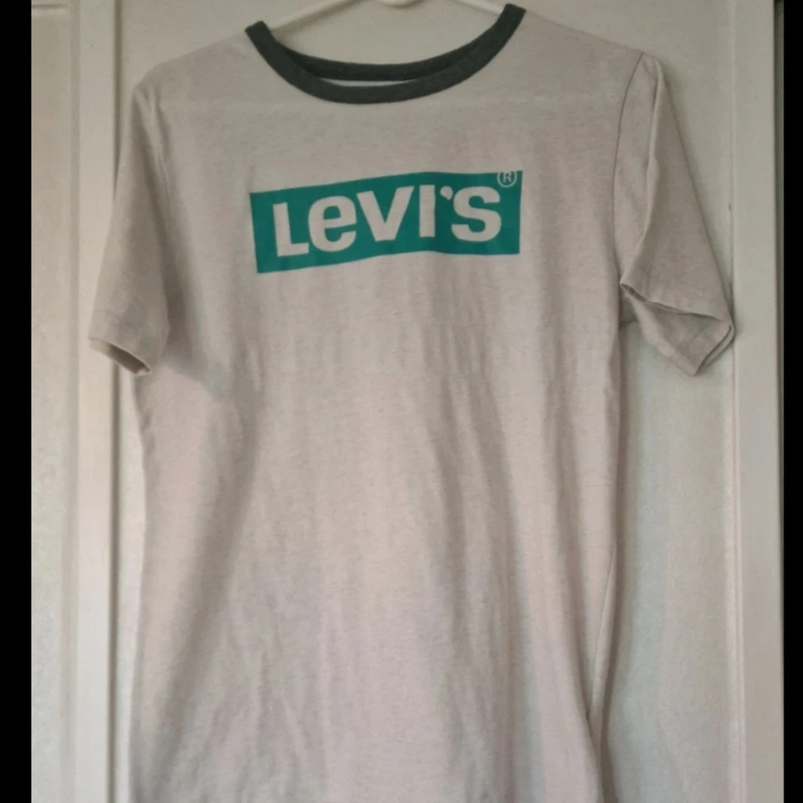 Vit Levi's t-shirt med turkost tryck