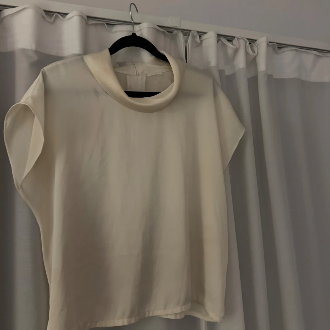 Krämvit blus med korta ärmar - 1