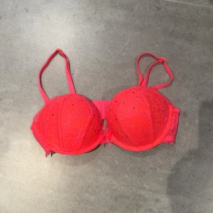  spets-bh från H&M 75B - Korallfärgad (små strasstenar) bh med mycket push up. Aldrig använd.