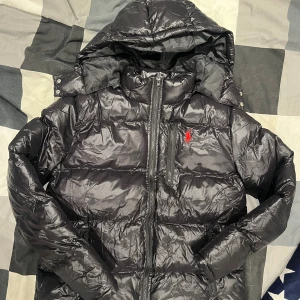 Ralph lauren jacka - Säljer Ralph lauren jackan. Köpte den för nån vecka sen men den var för stor så har inte någon användning av den så säljer den istället, 10/10 skick då den är oanvänd