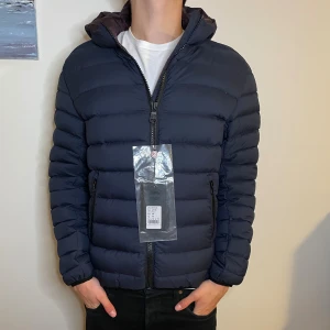 Colmar jackor  - Helt ny Colmar jacka i storlek Eu 48 (S). Nypris 4500kr mitt pris 2500kr! Hör av er vid frågor och funderingar!