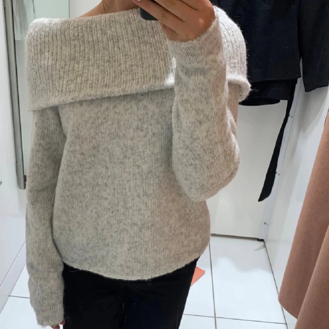 Grå offshoulder stickad tröja