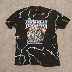 Svart Dödskalle Blixt Tshirt - Har haft den ett tag fast använde den knappt så den är i mycket bra skick
