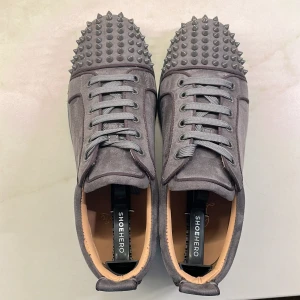 Louboutin - Ett par grå loubitins i väldigt bra skick! , använda väldigt få gånger då de var för små för mig,  Har du några frågor är det bara att höra av sig😊