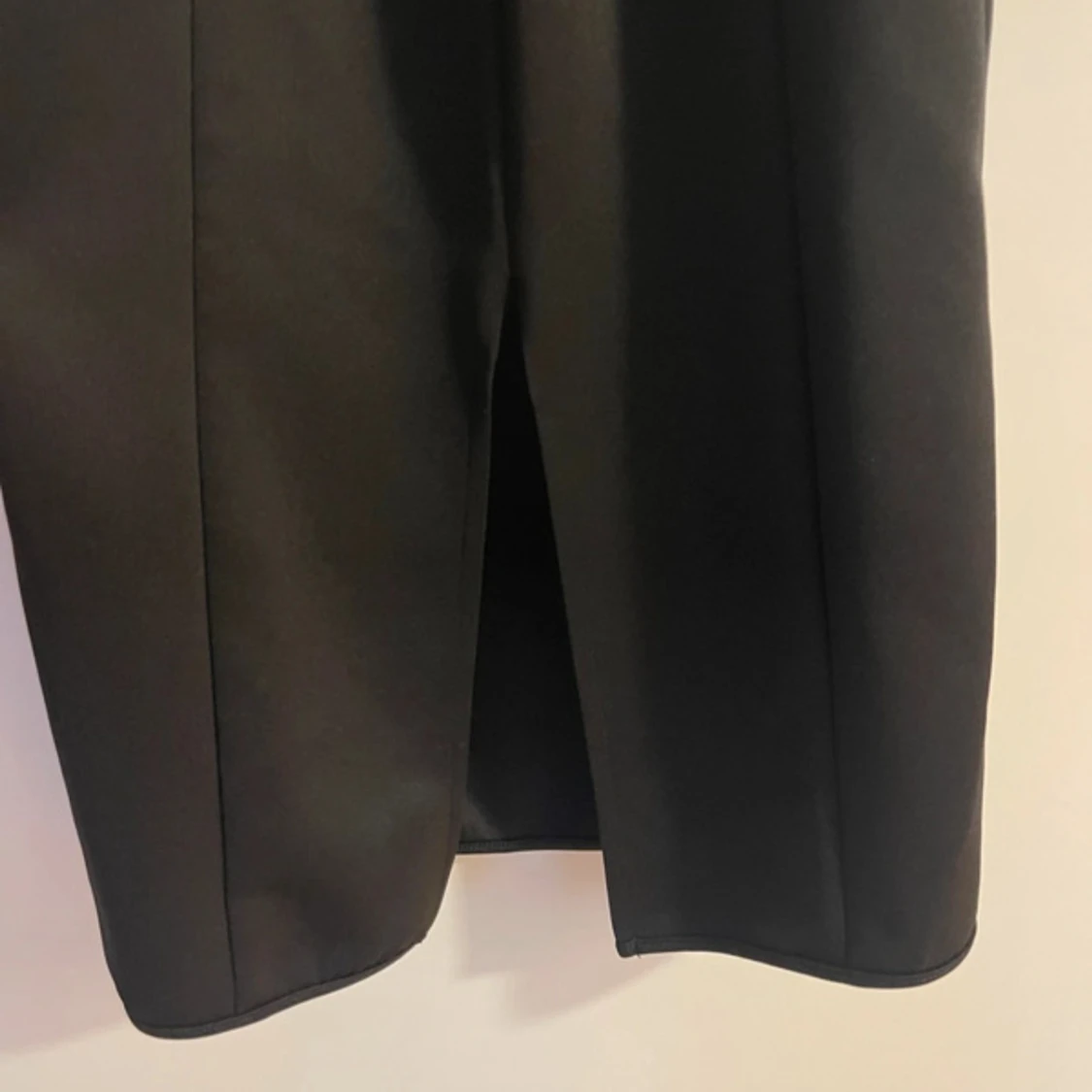 Svart tight klänning från ASOS DESIGN - 1