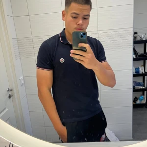 Moncler piké  - Moncler piké i väldigt fint skick. Nfc Scan funkar även qr kod. Hör av er för fler bilder eller andra funderingar 