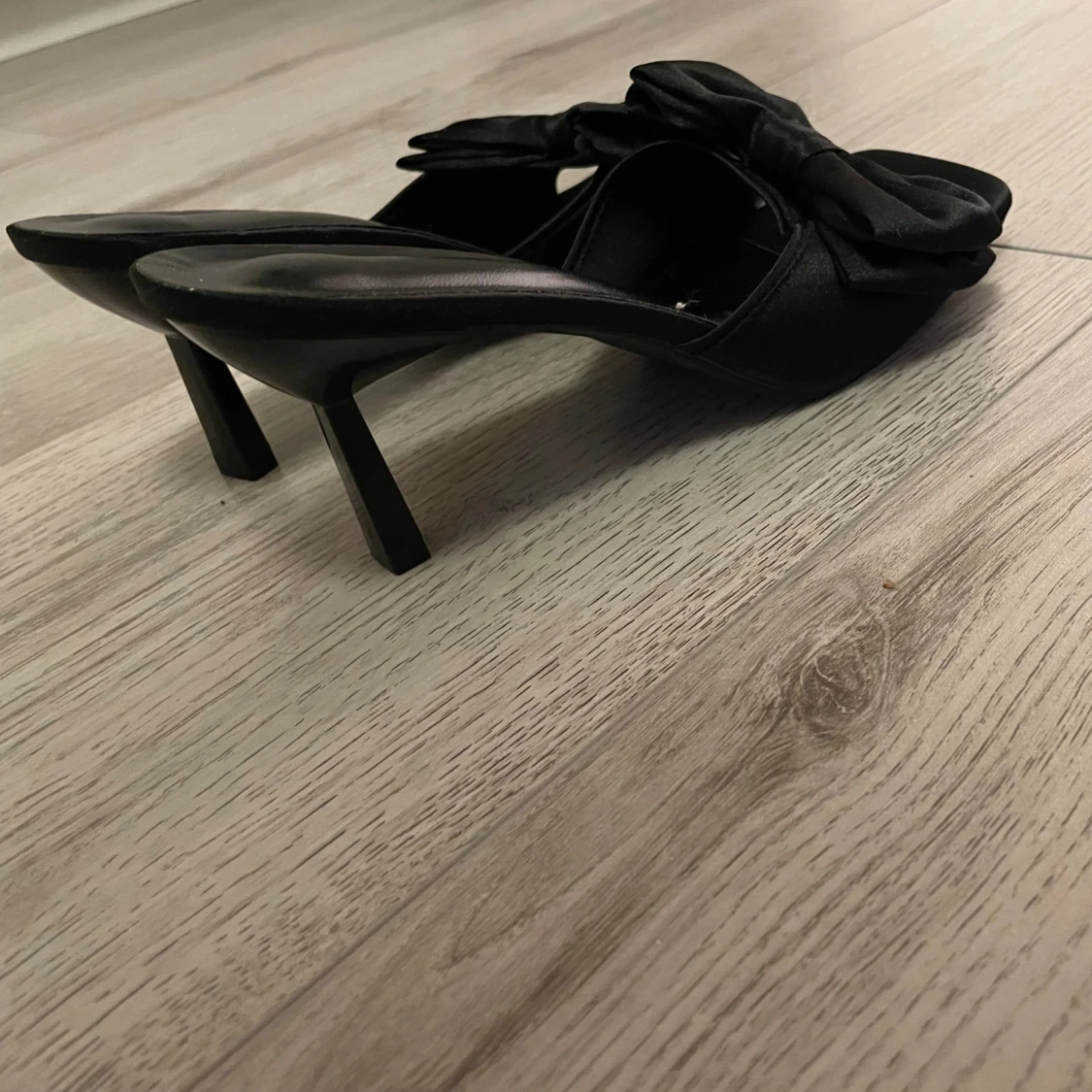 Svarta pumps med rosett, storlek 40 - 2