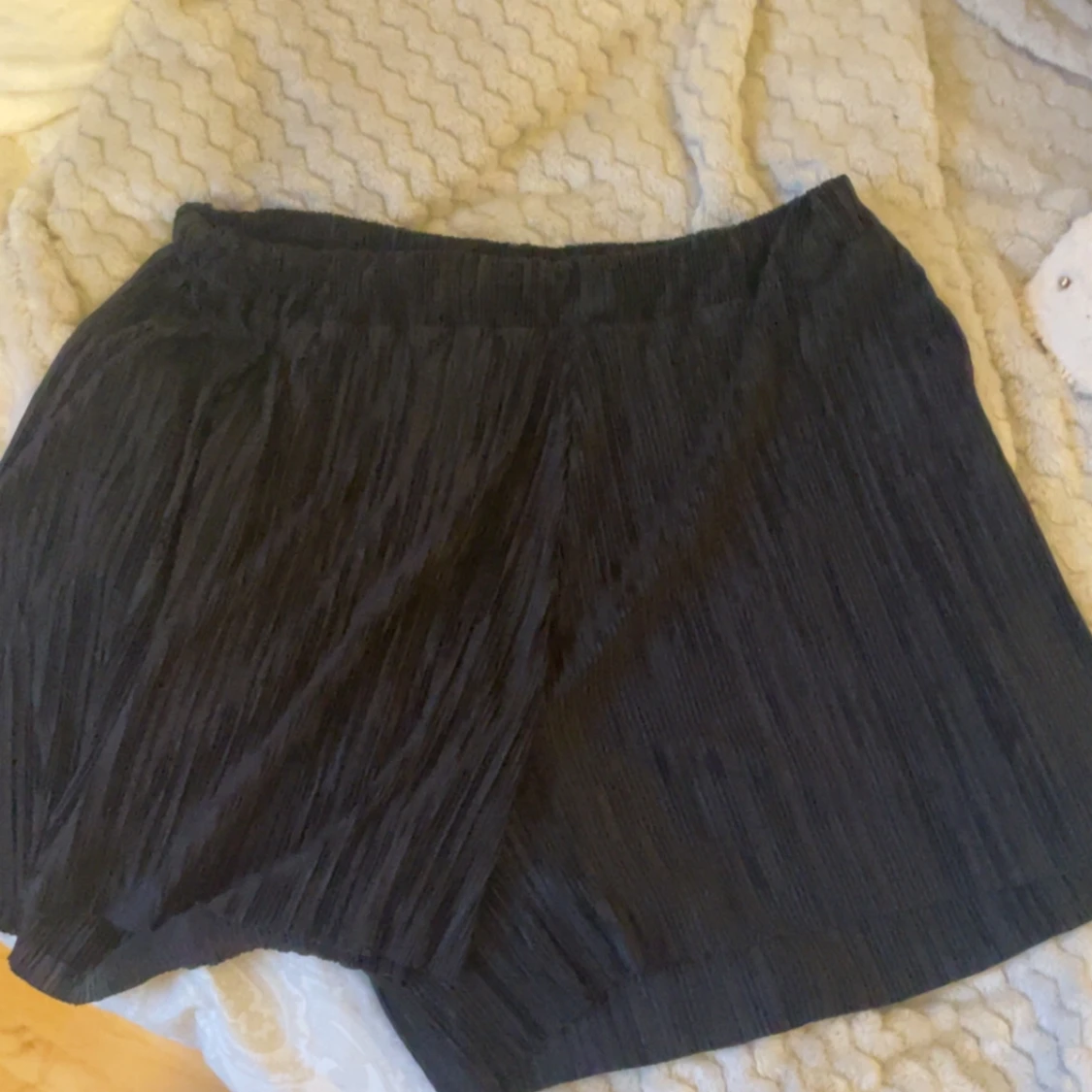Svarta plisserade shorts