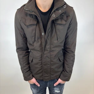 Woolrich Jacka  - Hej! Säljer nu denna väldigt snygga och eftertraktade Woolrich Fieldjacka!  Jackan är slutsåld överallt och går inte att få tag på… jackan är perfekt nu till hösten/vintern  Storlek S Ny pris: 6000 kr Säljs för: 1299 kr