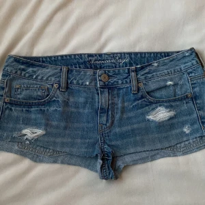 lågmidjade jeansshorts - supersnygga lågmidjade jeansshorts från american eagle💓