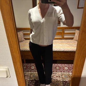 Kortärmad kofta - Superfin och skön kortärmad kofta med ”puffärmar” i mycket bra skick💗super gosig nu till höst och vinter! Storleken är M men passar även S💗