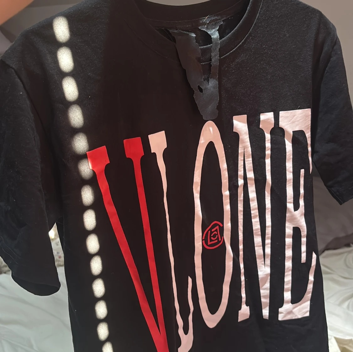 Svart t-shirt med röd drake och VLONE-tryck - 1