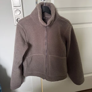 Lager 157 Jacka  - Hej säljer en Lager 157 pilejacka i modellen MAXIME och färgen beige. Den har använts max två gånger och är i super fint skick. Säljer den då jag råkat köpa så många utav dom. Bara skriv om ni har någon fråga💕