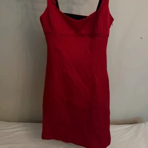 Röd satin klänning från Zara - Mini klänning i satin från zara, finns ej kvar på hemsidan. 