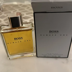 Boss Number One Eau de Toilette - Klassisk eau de toilette från Hugo Boss. Snygg och stilren flaska, perfekt för dig som vill sticka ut. Volym: 100 ml.  