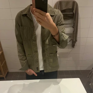 Olivgrön overshirt från Morris - Säljer en olivgrön overshirt med klassisk krage och tre framfickor. Riktigt snygg overshirt som passar perfekt till våren och hösten. Det är storlek S men passar lika bra som M. Knappt använd som ny. Nypris runt 2000