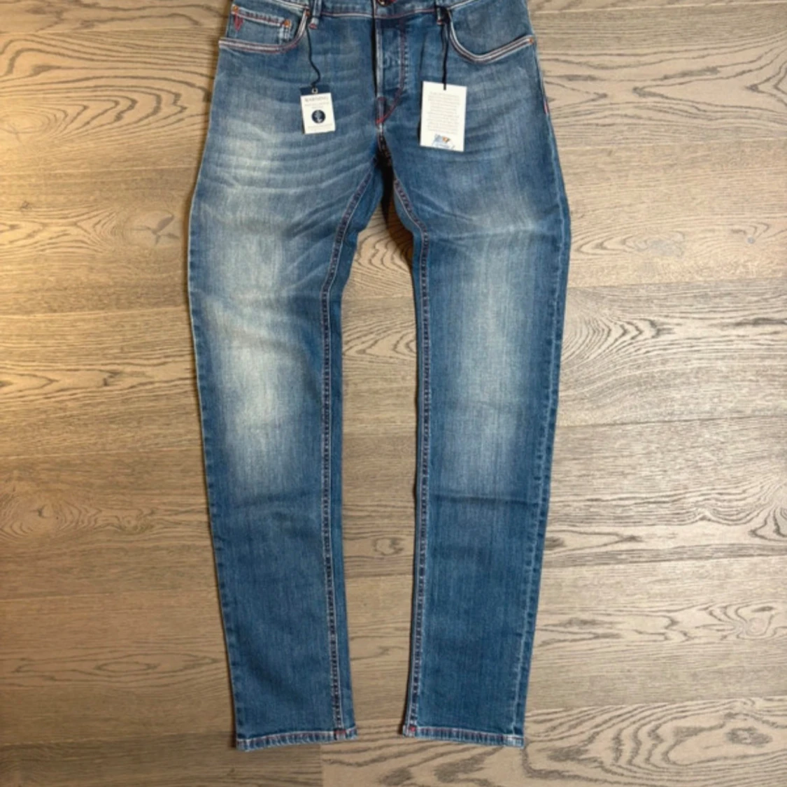 Handpicked blå jeans med röda detaljer - 2