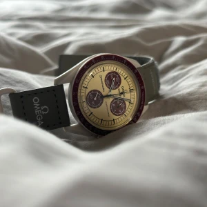 Säljer en Omega x Swatch - Mission to Pluto.  - Säljer en Omega x Swatch - Mission to Pluto. Klockan är i bra skick och perfekt för dig som samlar klockor!  Info:  Case material: Bioceramic  Case diameter: 42.00 mm  Case thickness: 13.25 mm  Lug-to-lug distance: 47.30 mm  Quartz movement: chronograph   Water resistance: 3 Bar