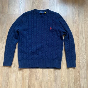 Ralph lauren blå cable knit  - Blå Ralph lauren cable knit i mycket bra skick. Använt kanske 2-3 gånger.