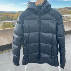 Save the duck  - Vinterjacka - Save the Duck - Storlek L men passar mindre - Mycket bra skick utöver lilla hålet på sista bilden annars inga defekter - Nypris: 3500kr - Mitt pris: 1499kr - hör av dig funderingar 💫