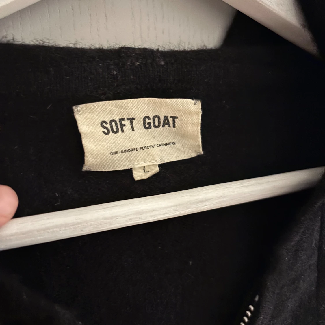 Svart hoodie i kashmir från Soft Goat - 2