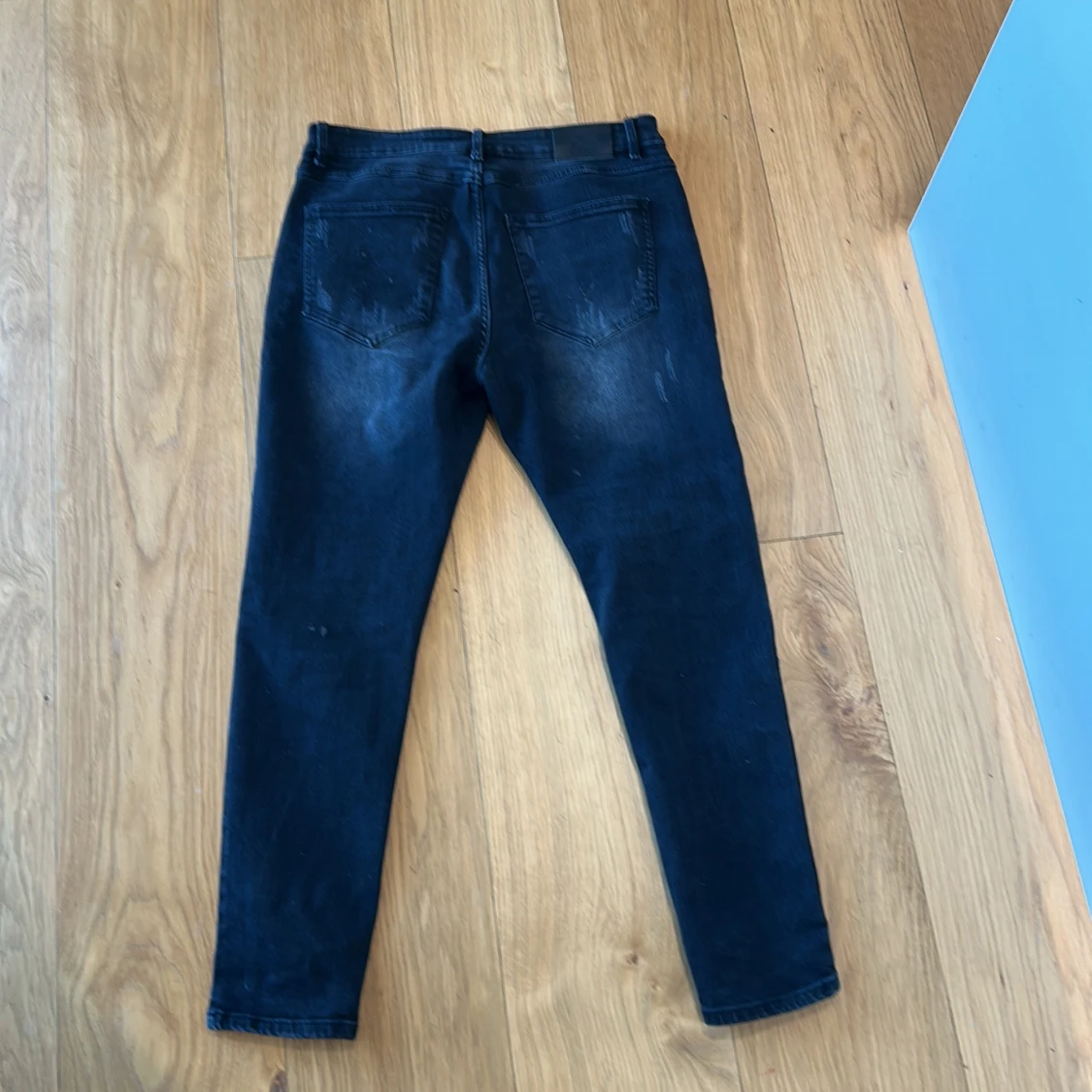 Svarata jeans med slitningar från KWD - 2