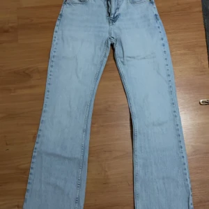 Ljusblå bootcut jeans från Perfect Jeans - Säljer ett par ljusblå jeans från Perfect Jeans i storlek 34. Modellen har klassisk femficksdesign, raka ben med bootcut och normal passform. Jeansen är tillverkade i jeansmaterial och har dragkedja och knapp framtill.