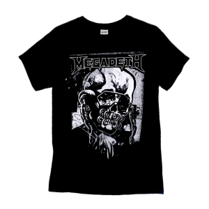 Svart Megadeth t-shirt  - Svart t-shirt med stort Megadeth-tryck framtill. Motiv i vitt och grått med bandets logga och en cool, detaljerad dödskalle. Klassisk passform och rund hals. Perfekt för dig som älskar metal och vill sticka ut.