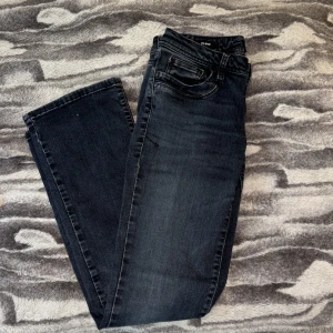 Mörkblå jeans från LTB - mörkblå jeans från LTB, modell Valerie. Storlek 25 i midjan och 30 i längd. 