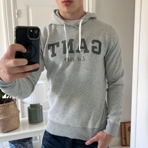 Gant hoodie grå S - Gant hoodie grå S, inga defekter! Modellen är 180,75 kg! 🤝