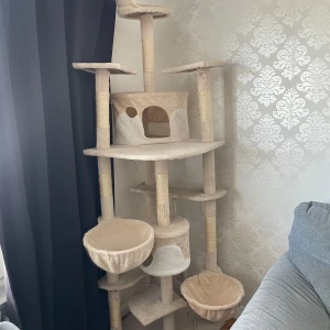 Klösträd/Klätterställning - Säljer denna Klösträd för katter. Den är i bra skick. Säljer den då den inte kommer till användning längre.