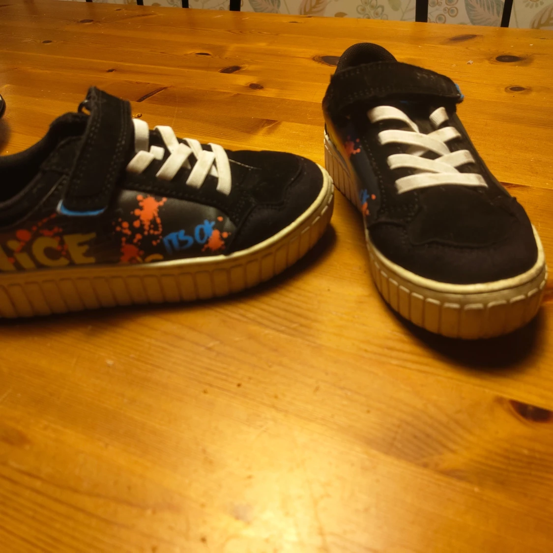 Svarta sneakers med graffiti-tryck