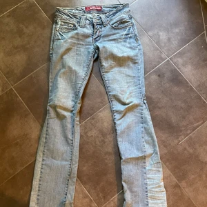 Jeans - Vintage Jeans. Vet ej vad de är för märke. Står ingen storlek men passar mig som är 163. Skulle gissa på 32/34 i storlek. De är väldigt lågmidjade och omsydda till bootcut, se bild