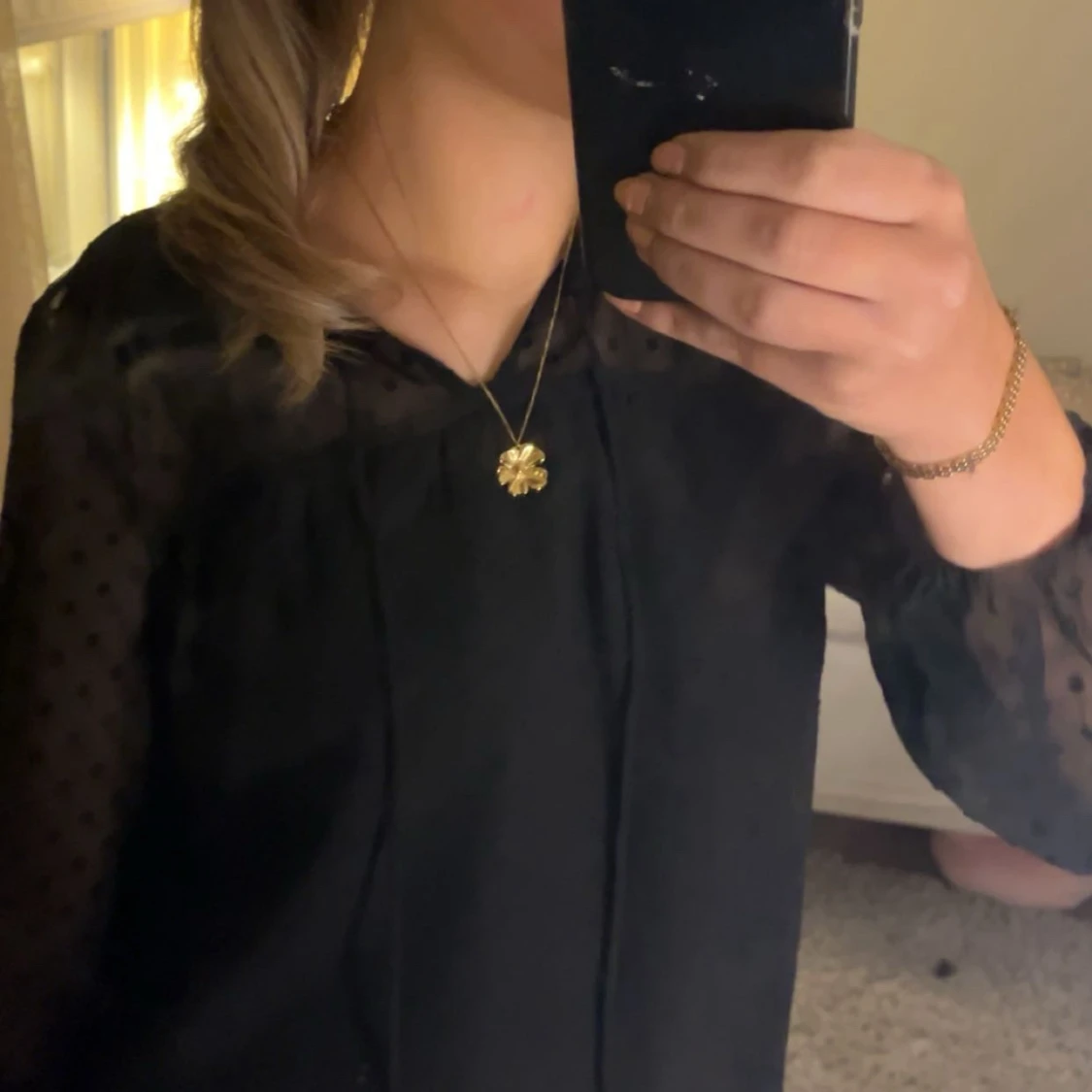 Svart blus med prickiga ärmar - 2