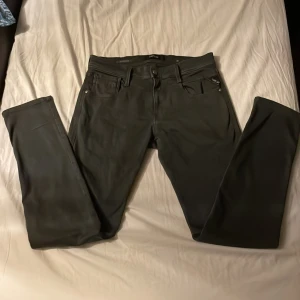 Gråa Replay Anbass jeans herr - Säljer ett par gråa Replay Anbass hyperflex jeans i slim fit. Jeansen har en modern look och är tillverkade i stretchigt material för extra komfort.